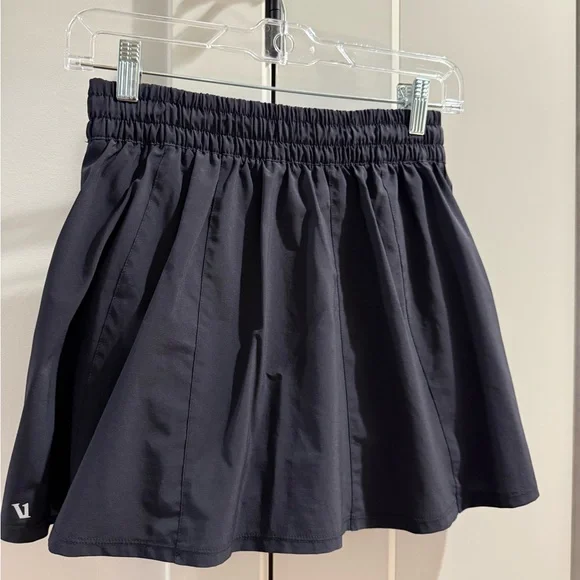 Vuori women’s clementine black skirt with built in shorts - Picture 2 of 2